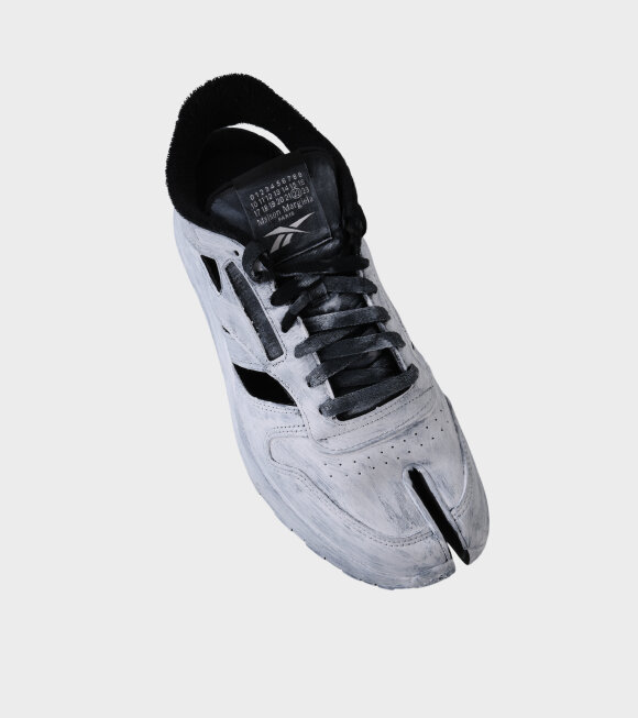 Maison Margiela - X Reebok Tabi Low-Top Sneakers Handpainted White/Black